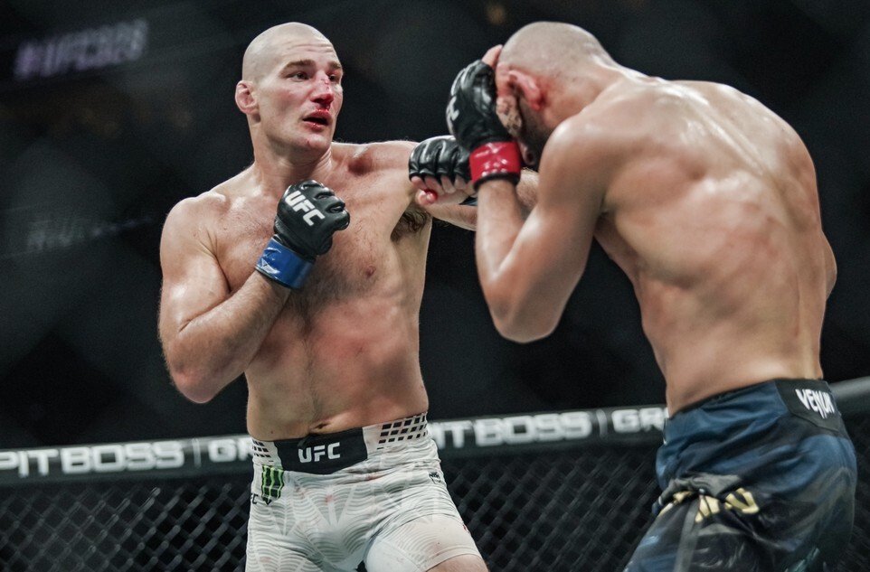 Чимаев объяснил, почему пожал руку Стрикленду после поражения на UFC 328