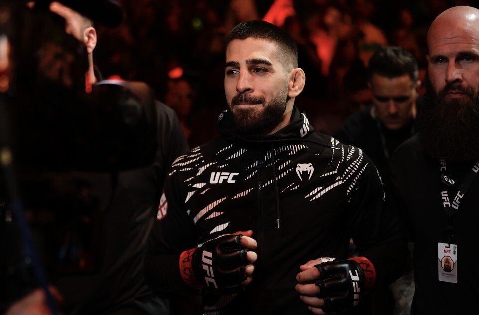 Топурия толкнул Гейджи на битве взглядов перед турниром UFC в Белом доме: видео