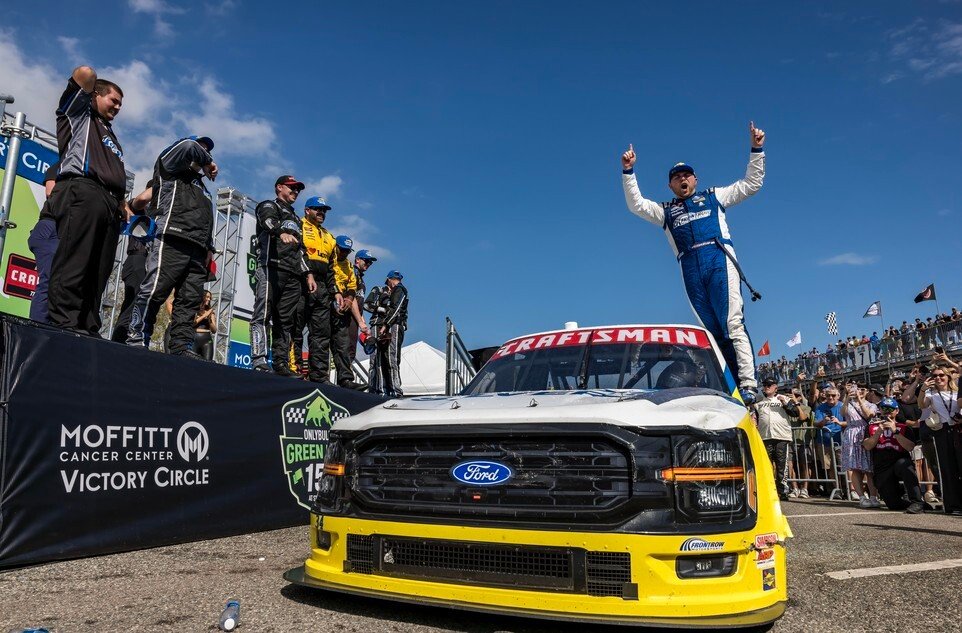 27 машин попали в аварию во время гонки NASCAR в США: видео 27 машин попали в аварию во время гонки NASCAR в США: видео