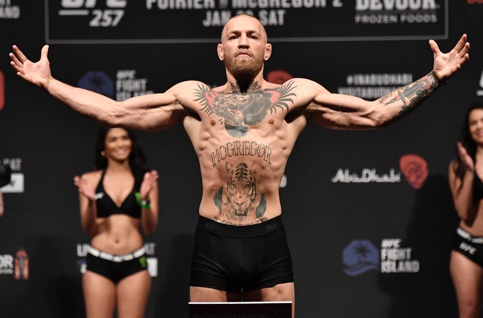 Билеты на бой Макгрегора и Холлоуэя на UFC 329 распродали за 4 минуты