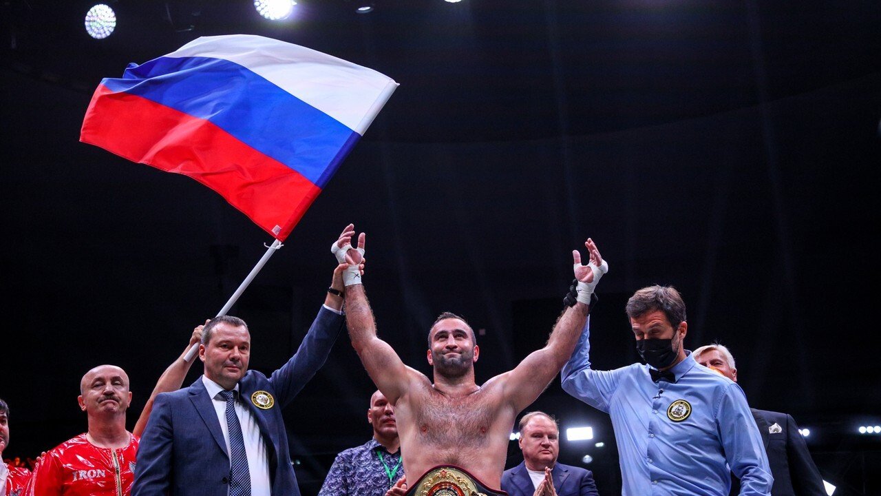 Россиянин Гассиев стал полноценным чемпионом мира WBA после отказа Усика от поясов